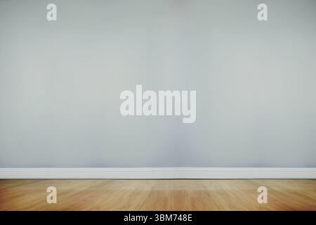 le camere minimali vuote sono caratterizzate da un design piatto caratterizzato da pareti in grigio chiaro e pavimento in legno duro Foto Stock