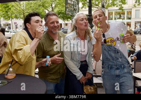 Marc Weinmann, Lars Pape, Eva Mona Rodekirchen und Lukas Sauer bei der Präsentation vom Tiergarten-Burger im Hard Rock Cafe. Berlino, 24.06.2025 *** Marc Weinmann, Lars Pape, Eva Mona Rodekirchen e Lukas Sauer alla presentazione del Tiergarten Burger all'Hard Rock Cafe di Berlino, 24 06 2025 foto:XM.xBehrensx/xFuturexImagex burger 5616 Foto Stock