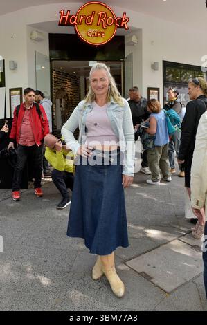 Eva Mona Rodekirchen bei der Präsentation vom Tiergarten-Burger im Hard Rock Cafe. Berlino, 24.06.2025 *** Eva Mona Rodekirchen alla presentazione del Tiergarten Burger all'Hard Rock Cafe di Berlino, 24 06 2025 foto:XM.xBehrensx/xFuturexImagex burger 5617 Foto Stock