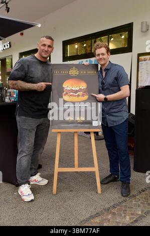 Kevin Kuske und Johannes Heinrichs bei der Präsentation vom Tiergarten-Burger im Hard Rock Cafe. Berlino, 24.06.2025 *** Kevin Kuske e Johannes Heinrichs alla presentazione del Tiergarten Burger all'Hard Rock Cafe di Berlino, 24 06 2025 foto:XM.xBehrensx/xFuturexImagex Burger 5610 Foto Stock