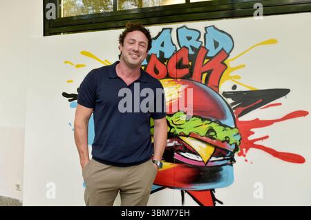 Daniel Völz bei der Präsentation vom Tiergarten-Burger im Hard Rock Cafe. Berlino, 24.06.2025 *** Daniel Völz alla presentazione del Tiergarten Burger all'Hard Rock Cafe di Berlino, 24 06 2025 foto:XM.xBehrensx/xFuturexImagex burger 5645 Foto Stock