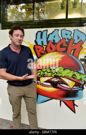 Daniel Völz bei der Präsentation vom Tiergarten-Burger im Hard Rock Cafe. Berlino, 24.06.2025 *** Daniel Völz alla presentazione del Tiergarten Burger all'Hard Rock Cafe di Berlino, 24 06 2025 foto:XM.xBehrensx/xFuturexImagex burger 5644 Foto Stock