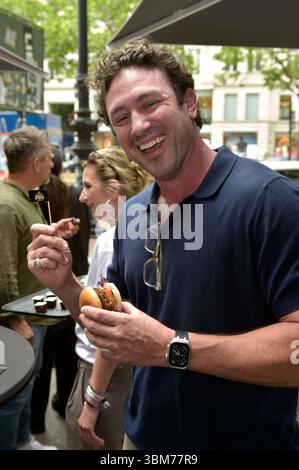 Daniel Völz bei der Präsentation vom Tiergarten-Burger im Hard Rock Cafe. Berlino, 24.06.2025 *** Daniel Völz alla presentazione del Tiergarten Burger all'Hard Rock Cafe di Berlino, 24 06 2025 foto:XM.xBehrensx/xFuturexImagex burger 5647 Foto Stock
