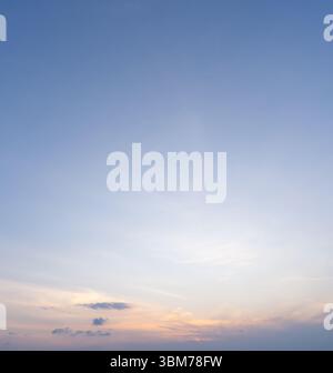 Vista dall'angolazione bassa e cornice completa di un bellissimo cielo blu e arancione mattutino o serale con nuvole mentre i tramonti o le albe sono stati presi in mare Foto Stock