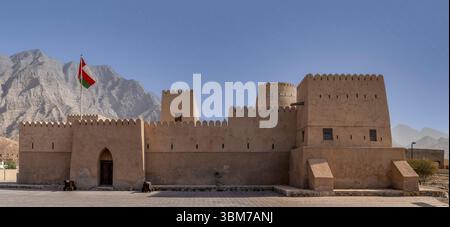 Storico forte di Bukha con architettura tradizionale in pietra e mura difensive contro il cielo azzurro, posizione Bukha, Oman, Musandam. Foto Stock