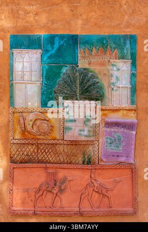 Colorate porte tradizionali e opere d'arte decorative esposte sulla parete del museo, posizione al Ain Palace Museum, Emirati Arabi Uniti. Foto Stock