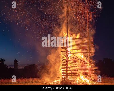 Johannisfeuer, Sonnwendfeuer in Bernried am Starnberger SEE, Oberbayern, Bayern, Deutschland, Europa Johannisfeuer, Sonnwendfeuer in Bernried am Starn Foto Stock