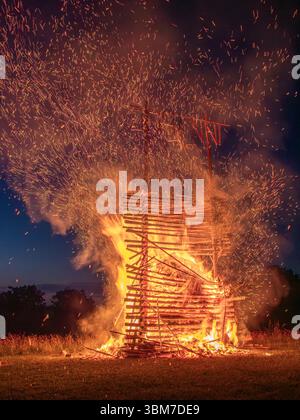 Johannisfeuer, Sonnwendfeuer in Bernried am Starnberger SEE, Oberbayern, Bayern, Deutschland, Europa Johannisfeuer, Sonnwendfeuer in Bernried am Starn Foto Stock