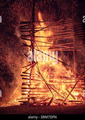 Johannisfeuer, Sonnwendfeuer in Bernried am Starnberger SEE, Oberbayern, Bayern, Deutschland, Europa Johannisfeuer, Sonnwendfeuer in Bernried am Starn Foto Stock