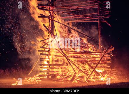 Johannisfeuer, Sonnwendfeuer in Bernried am Starnberger SEE, Oberbayern, Bayern, Deutschland, Europa Johannisfeuer, Sonnwendfeuer in Bernried am Starn Foto Stock