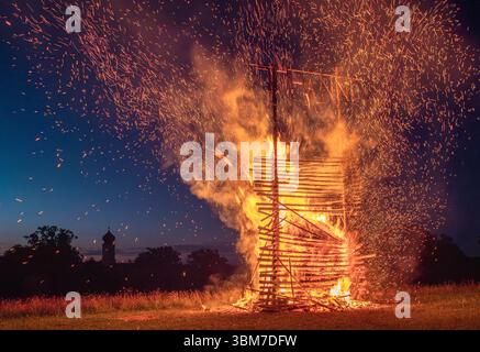 Johannisfeuer, Sonnwendfeuer in Bernried am Starnberger SEE, Oberbayern, Bayern, Deutschland, Europa Johannisfeuer, Sonnwendfeuer in Bernried am Starn Foto Stock