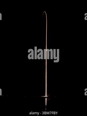 Kennedy Space Center, Stati Uniti. 25 giugno 2025. In questo periodo di esposizione, il razzo Falcon 9 e la navicella Dragon SpaceX con equipaggio Axiom 4 a bordo si solleva e scende dal complesso di lancio 39A della NASA in rotta verso la stazione spaziale Internazionale mercoledì 25 giugno 2025. L'equipaggio commerciale dell'Ax-4 è il comandante Peggy Whitson, il pilota Shubhanshu Shukia e gli specialisti di missione Slawosz Uznanski-Wisniewski e Tibor Kapu. Foto di Pat Benic/UPI credito: UPI/Alamy Live News Foto Stock