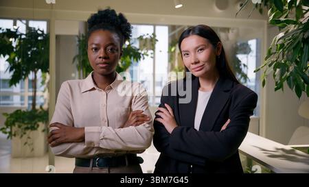 Donne d'affari fiduciose partner commerciali donne multirazziali colleghi africani asiatici ragazze americane cinesi dipendenti professionali collaboratori mani Foto Stock