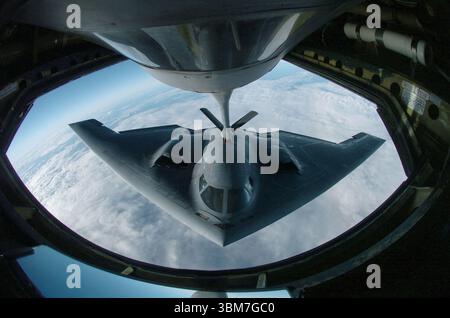 Un bombardiere multiruolo Northrop B-2 Spirit conduce operazioni di rifornimento aereo con un KC-135 Stratotanker sul Pacifico il 4 aprile 2005. Il bombardiere B-2 è schierato dal 509th Bomber Wing, Whiteman Air Force base, Missouri, e lo Stratotanker è collegato al 126th Air Refueling Wing, Illinois Air National Guard. Foto obbligatoria di Val Gempis, USAF via CNP/ABACAPRESS.COM credito: Abaca Press/Alamy Live News Foto Stock