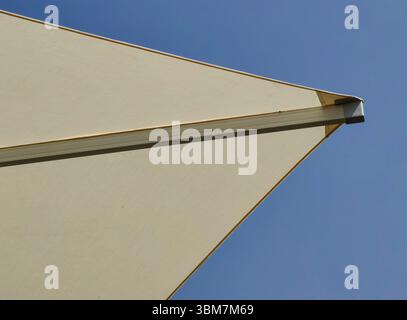 Struttura ad ombrello . Vista angolare, contro il cielo soleggiato Foto Stock