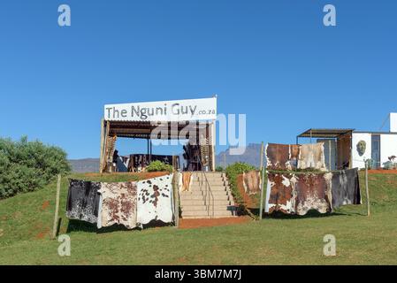 Winterton, Sud Africa - 17 maggio 2025: Un venditore di pelli di bestiame Nguni presso il centro commerciale Cederwood sulla strada R600 vicino a Winterton. Foto Stock