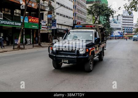 Nairobi, Kenya. 25 giugno 2025. La polizia antisommossa pattuglia le strade di Tom Mboya Avenue durante il primo anniversario delle manifestazioni anti-governative. Le proteste a livello nazionale che segnano un anno da quando i giovani storici hanno guidato manifestazioni popolarmente note come GEN-Z hanno preso il via oggi con nuove richieste di giustizia per più di 60 giovani uccisi e altri che sono scomparsi dopo aver assalito il Parlamento a dispetto della legge finanziaria ampiamente contrastata. Credito: SOPA Images Limited/Alamy Live News Foto Stock