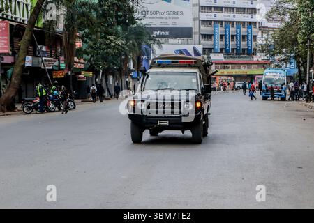 Nairobi, Kenya. 25 giugno 2025. La polizia antisommossa pattuglia le strade di Tom Mboya Avenue durante il primo anniversario delle manifestazioni anti-governative. Le proteste a livello nazionale che segnano un anno da quando i giovani storici hanno guidato manifestazioni popolarmente note come GEN-Z hanno preso il via oggi con nuove richieste di giustizia per più di 60 giovani uccisi e altri che sono scomparsi dopo aver assalito il Parlamento a dispetto della legge finanziaria ampiamente contrastata. Credito: SOPA Images Limited/Alamy Live News Foto Stock