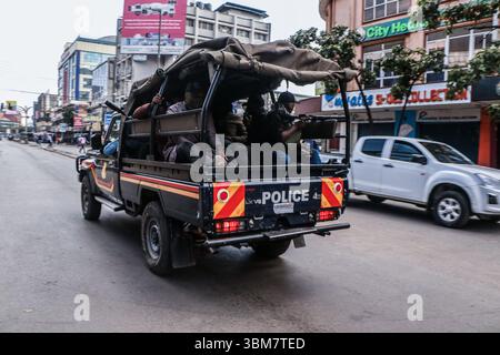 Nairobi, Kenya. 25 giugno 2025. La polizia antisommossa pattuglia le strade di Tom Mboya Avenue durante il primo anniversario delle manifestazioni anti-governative. Le proteste a livello nazionale che segnano un anno da quando i giovani storici hanno guidato manifestazioni popolarmente note come GEN-Z hanno preso il via oggi con nuove richieste di giustizia per più di 60 giovani uccisi e altri che sono scomparsi dopo aver assalito il Parlamento a dispetto della legge finanziaria ampiamente contrastata. Credito: SOPA Images Limited/Alamy Live News Foto Stock
