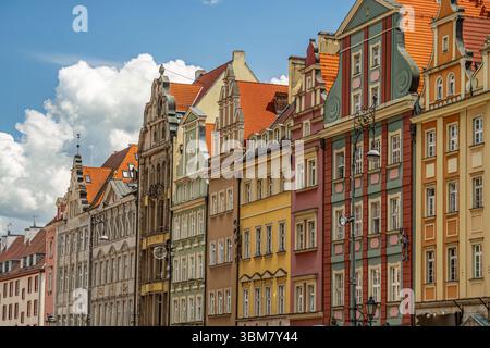 Edifici storici dipinti vividamente con facciate distintive della città Vecchia di Breslavia, che mostrano stili architettonici europei in un affascinante ambiente urbano Foto Stock
