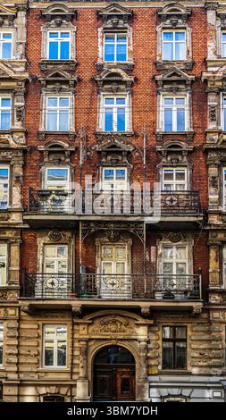 Storica fila di colorati edifici europei che mostrano dettagli architettonici ornati, tra cui balconi in ferro battuto e facciate decorative, in un pict Foto Stock