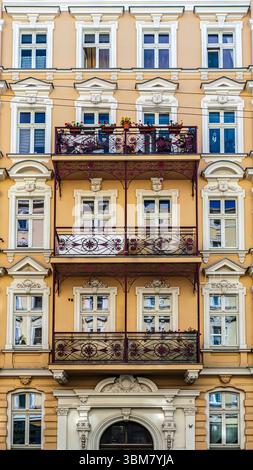 Storica fila di colorati edifici europei che mostrano dettagli architettonici ornati, tra cui balconi in ferro battuto e facciate decorative, in un pict Foto Stock
