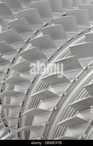 Gruppo di pale della turbina, primo piano, aerei o energia, background astratto industriale Foto Stock