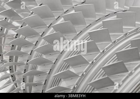 Gruppo di pale della turbina, primo piano, aerei o energia, background astratto industriale Foto Stock