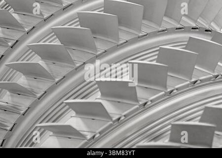 Gruppo di pale della turbina, primo piano, aerei o energia, background astratto industriale Foto Stock