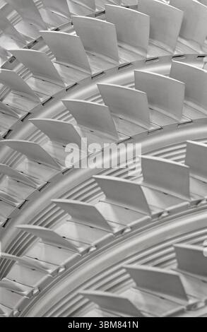Gruppo di pale della turbina, primo piano, aerei o energia, background astratto industriale Foto Stock