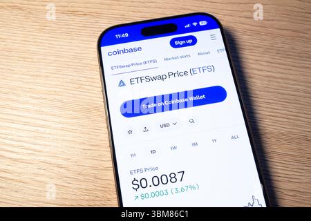 OSTRAVA, CECHIA - 2 FEBBRAIO 2025: Schermo dello smartphone con grafico dei prezzi della criptovaluta ETFSwap ETF Foto Stock