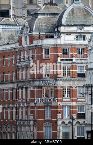 Harvey Nichols il 6 giugno 2025 a Londra, Regno Unito. Harvey Nichols è una catena britannica di grandi magazzini di lusso con sede nel suo flagship store a Knightsbridge. Foto Stock