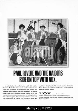 Un annuncio di una rivista musicale della metà degli anni '1960 con Paul Revere e i Raiders che sostengono amplificatori Vox, tastiere e chitarre. Foto Stock