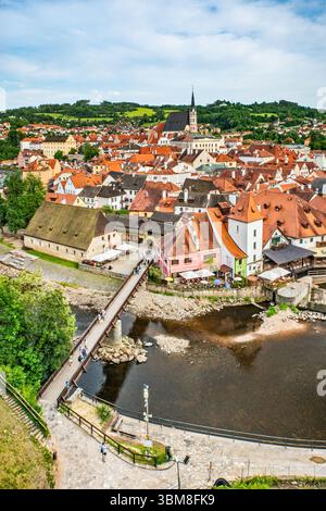 Vista della città interna di Český Krumlov sul fiume Moldava, vicino al tramonto, dal Ponte Cloak al Castello di Český Krumlov, regione della Boemia meridionale, Boemia, Cechia Foto Stock