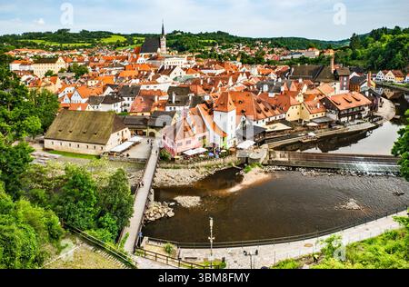 Vista della città interna di Český Krumlov sul fiume Moldava, vicino al tramonto, dal Ponte Cloak al Castello di Český Krumlov, regione della Boemia meridionale, Boemia, Cechia Foto Stock