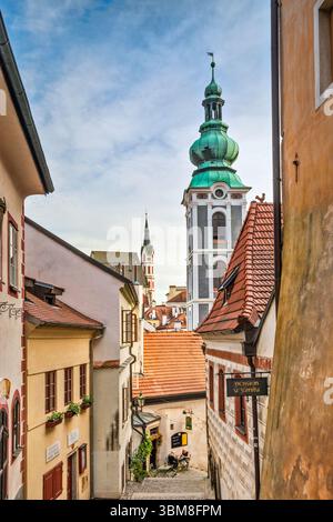 Vicolo della scuola di Zamecke (scala del castello), torri dell'ex chiesa di San Judoc (San Jošt) e della chiesa di San Vito a dist, a Český Krumlov, Boemia, Cechia Foto Stock