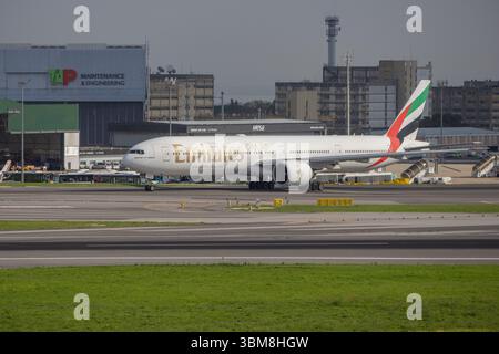 Emirates boeing 777 in rullaggio all'aeroporto humberto delgado di lisbona in portogallo Foto Stock