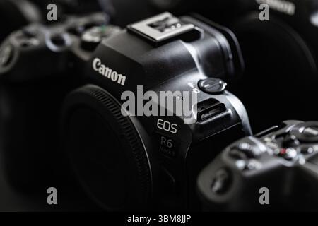 Leopoli, Ucraina - 26 giugno 2025: Canon EOS R6 Mark II, Mirrorless camera Foto Stock