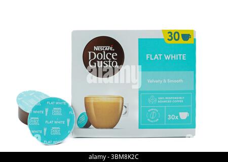 Irvine, Scozia, Regno Unito - 17 giugno 2025: Cialde di caffè bianco piatto Dolce gusto con marchio Nescafe che mostrano icone grafiche e informazioni generali rilevanti t Foto Stock