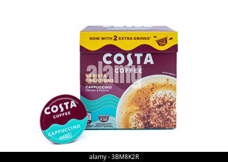 Irvine, Scozia, Regno Unito - 17 giugno 2025: Creazioni Barista a marchio Costa cialde di caffè Cappuccino con icone grafiche e informazioni generali pertinenti Foto Stock