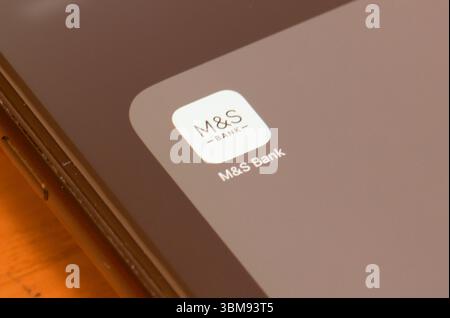 App per smartphone M&S Bank - Marks & Spencer Bank è una banca al dettaglio che opera nel Regno Unito Foto Stock