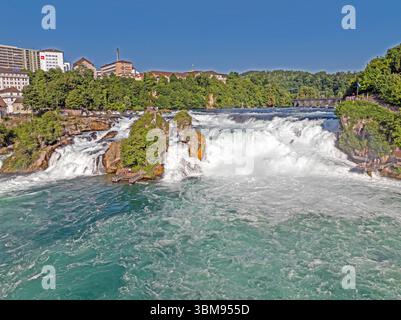 Panorama aereo delle Cascate del Reno con Schloss Laufen a Sciaffusa in Svizzera non sono visibili persone Foto Stock