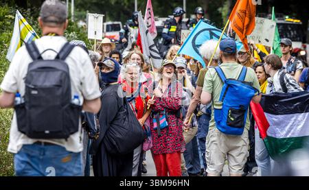 L'AIA - i manifestanti della ribellione dell'estinzione (XR) stanno protestando durante il vertice NATO. I Paesi Bassi, per la prima volta nella storia della NATO, ospitano un vertice NATO. ANP ROB ENGELAAR netherlands Out - belgio Out Foto Stock