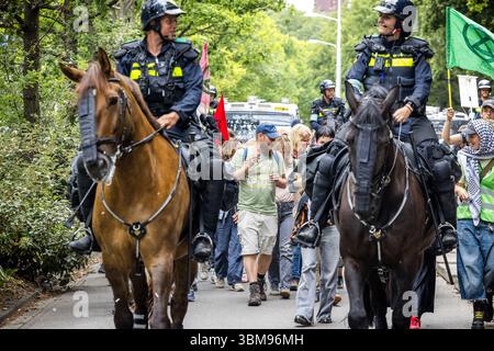 L'AIA - i manifestanti della ribellione dell'estinzione (XR) stanno protestando durante il vertice NATO. I Paesi Bassi, per la prima volta nella storia della NATO, ospitano un vertice NATO. ANP ROB ENGELAAR netherlands Out - belgio Out Foto Stock