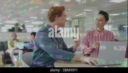 Discutere di colleghi che indossano una camicia blu e una blusa a righe al tavolo dell'ufficio con un notebook e un tablet. Collaborazione, lavoro di squadra, produttività, coworking, Foto Stock