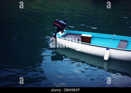motoscafo al molo, barca bianca sull'acqua blu Foto Stock