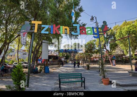 Ingresso da banchina, Santiago Atitlan, TZ'ikin Jaay, Solola Department, Sololá Market, Guatemala Foto Stock