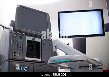 Apparecchiature mediche moderne nella sala operatoria dell'ospedale Foto Stock