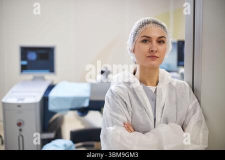 Ritratto della donna in piedi con sicurezza in sala operatoria Foto Stock