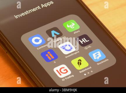 Applicazioni di investimento sullo schermo di uno smartphone Foto Stock